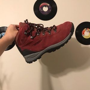 NWOT Columbia hiking boots size 9